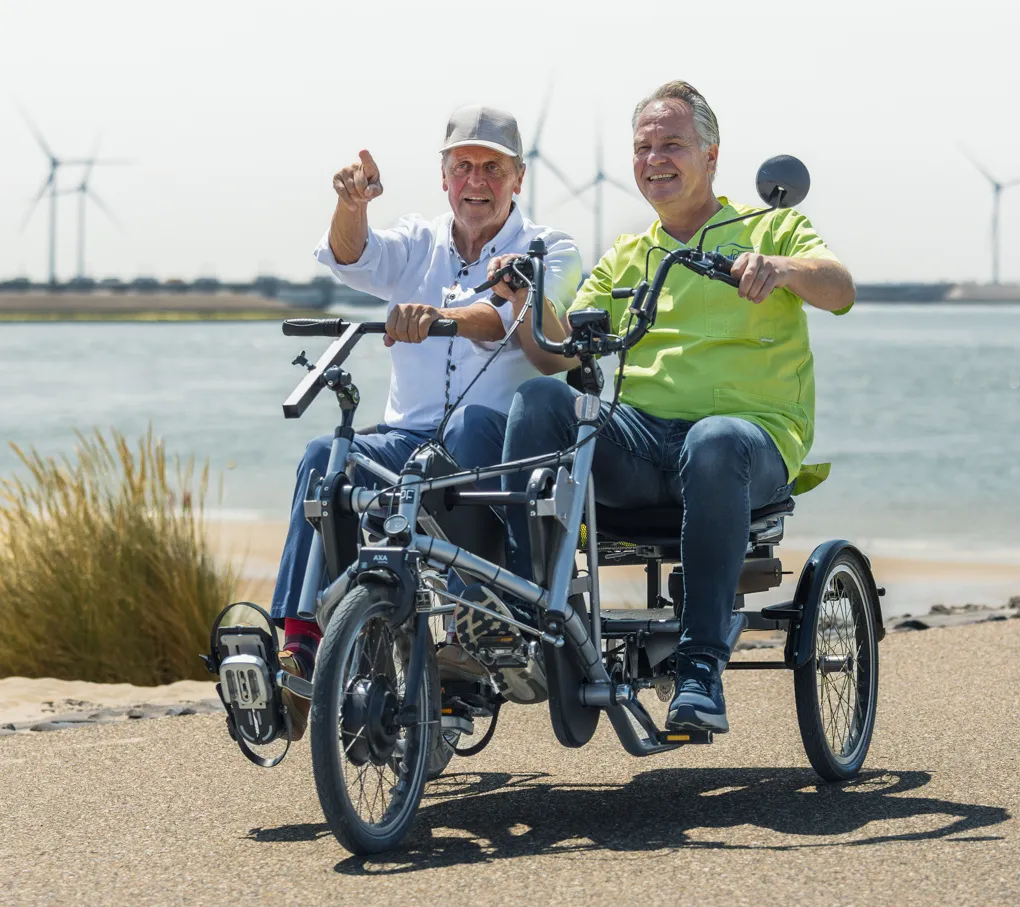 samen met de duofiets fietsen langs het water
