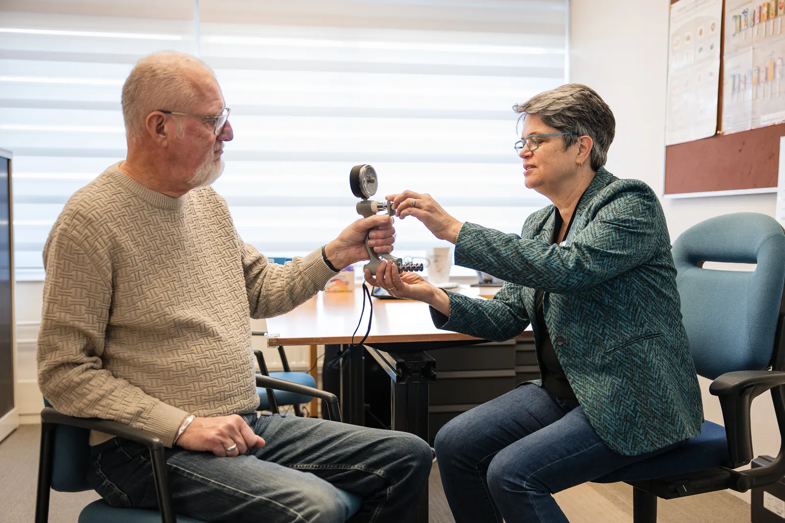 dietiste voert een meting uit met een client Diëtetiek