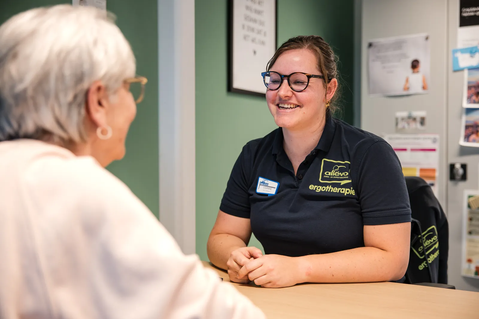 in gesprek met de ergotherapeute thuisbegeleiding behandelingen ergotherapie
