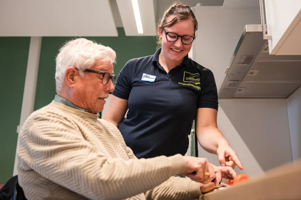 aanwijzing van de ergotherapeute bij het oefenen met snijden behandelingen ergotherapie
