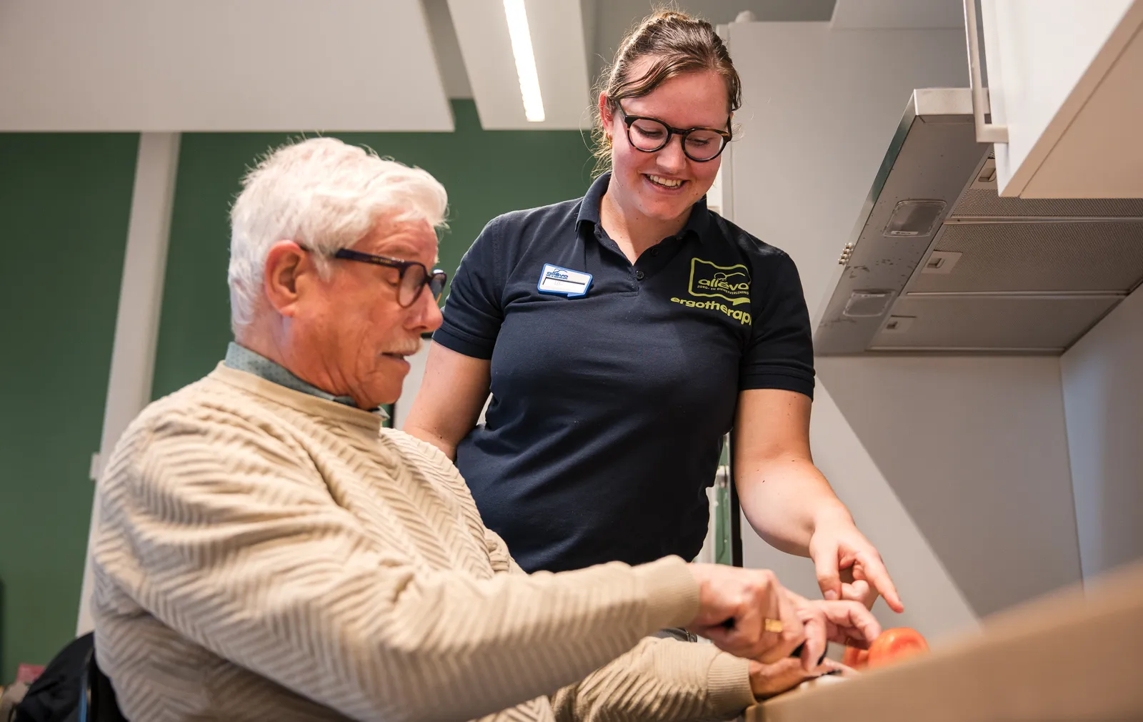 aanwijzing van de ergotherapeute bij het oefenen met snijden behandelingen ergotherapie