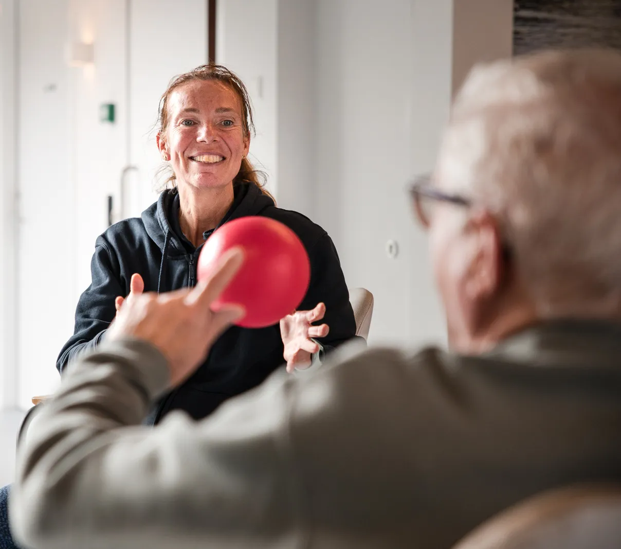 overgooien van een bal tijdens beweegagogie met beweegagoog