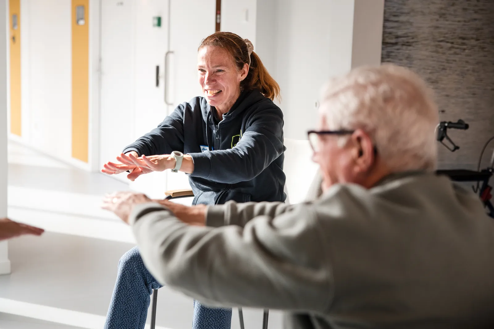 een balspel spelen met de beweegagoog behandelingen parkinsontherapie