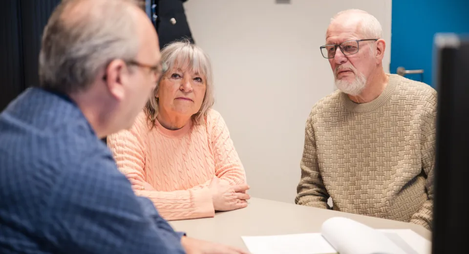 cliënten in gesprek met de verwijzers