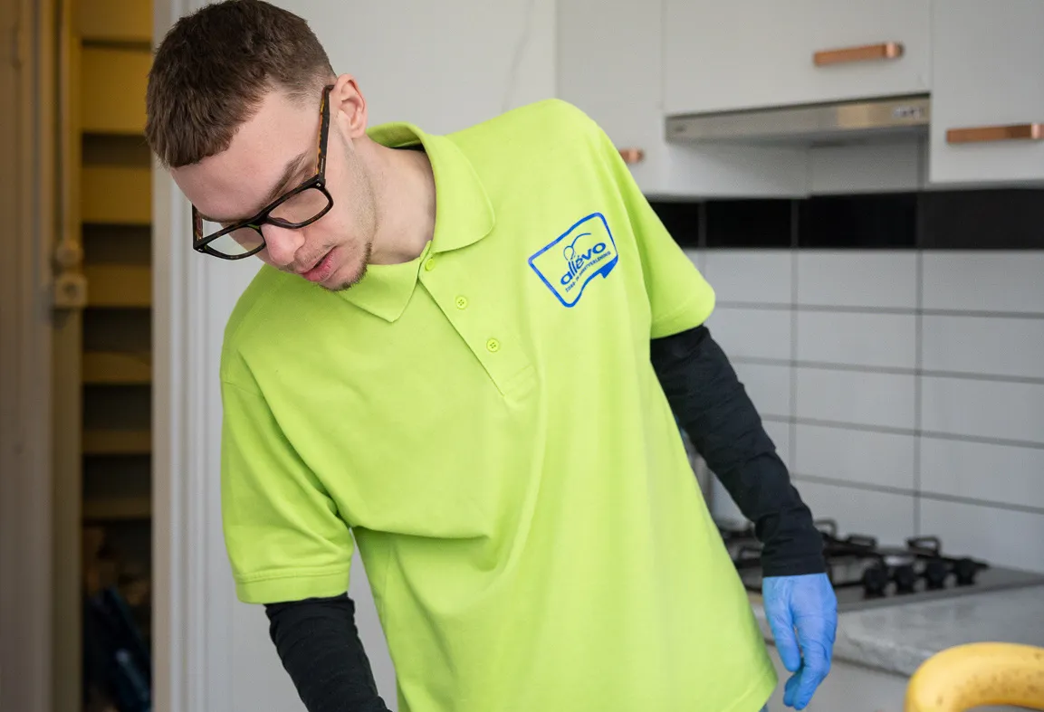 medewerker biedt hulp bij het huishouden en maakt de keuken schoon