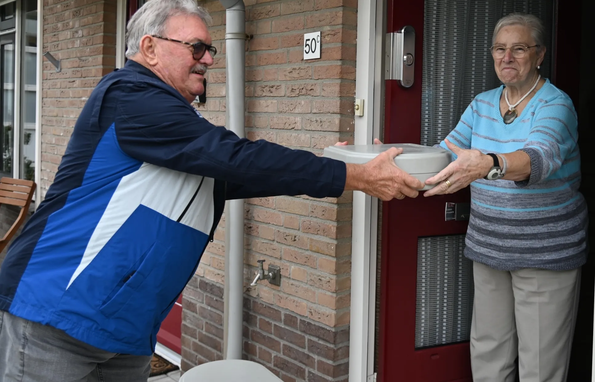 overhandigen van de maaltijd aan de deur als onderdeel van maaltijdvoorziening