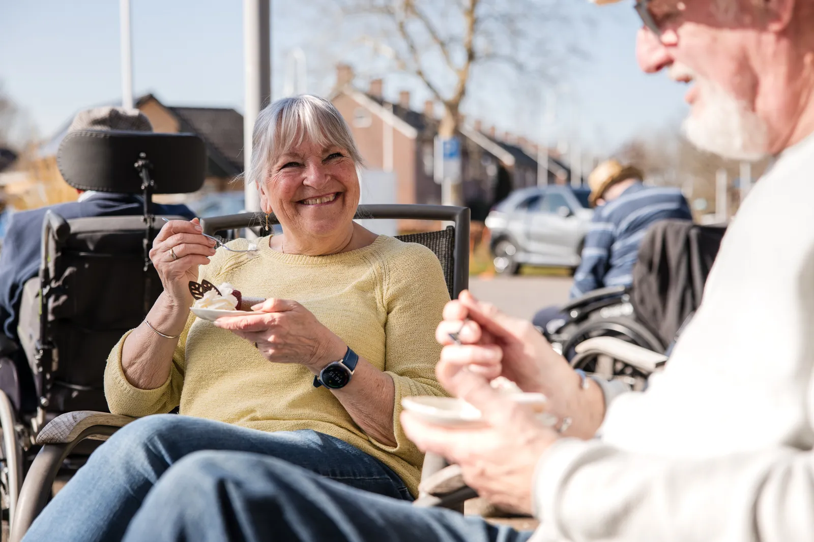 samen een taartje eten op het terras dagbesteding