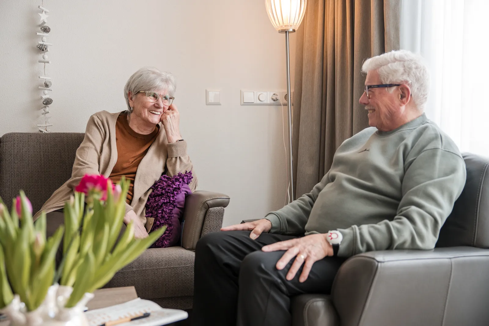 samen zittend in de eigen huiskamer behandelingen