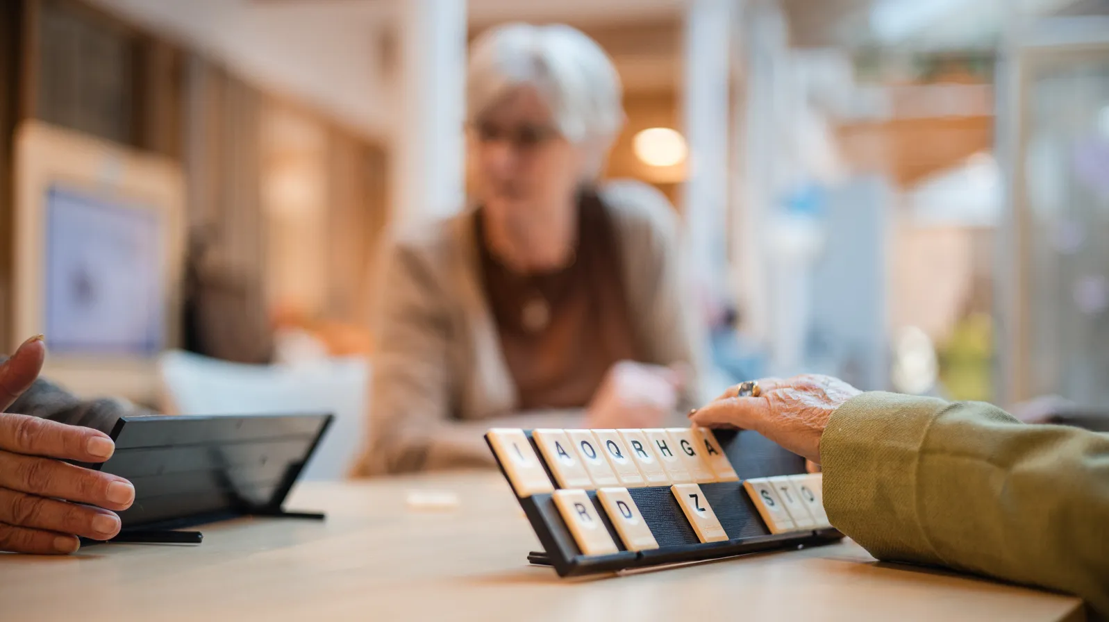 rummikub spelen en andere bordspellen spelen tijdens de dagbesteding in Zierik7