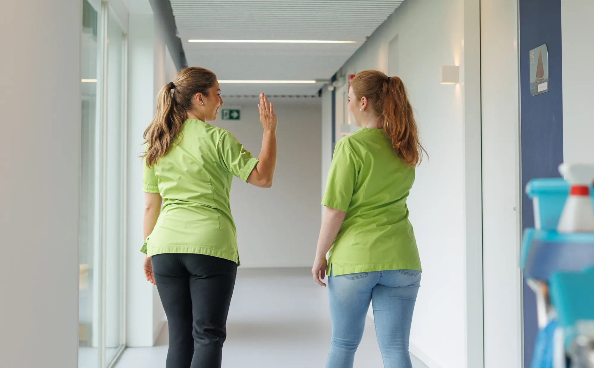 Zorgcollega's geven een highfive. Betrokken collega's