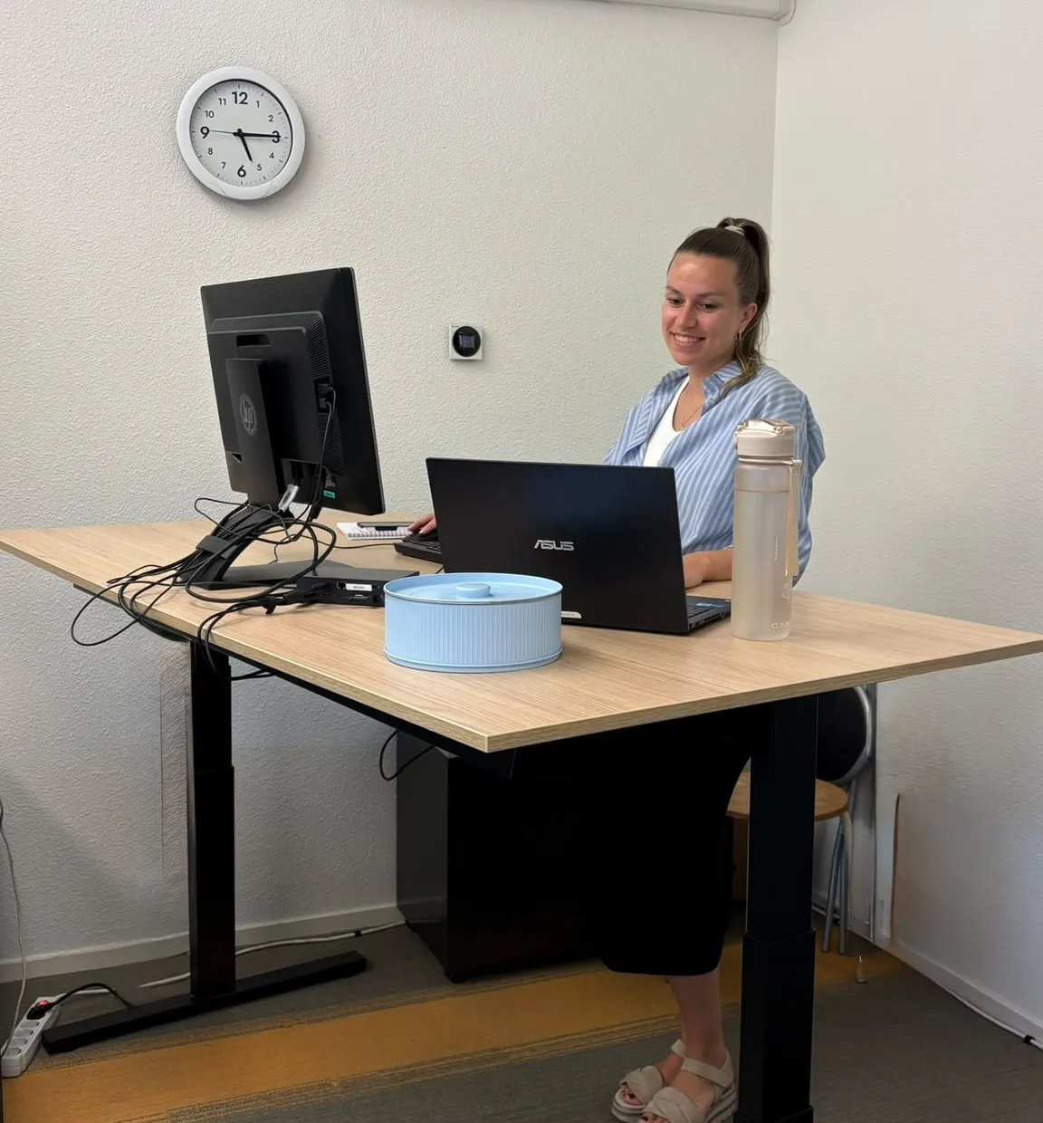 HR-adviseur achter laptop